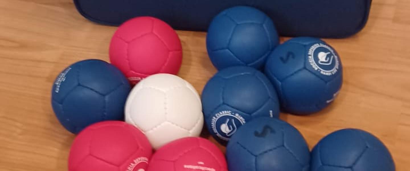 Punaisia ja sinisiä bocciapalloja
