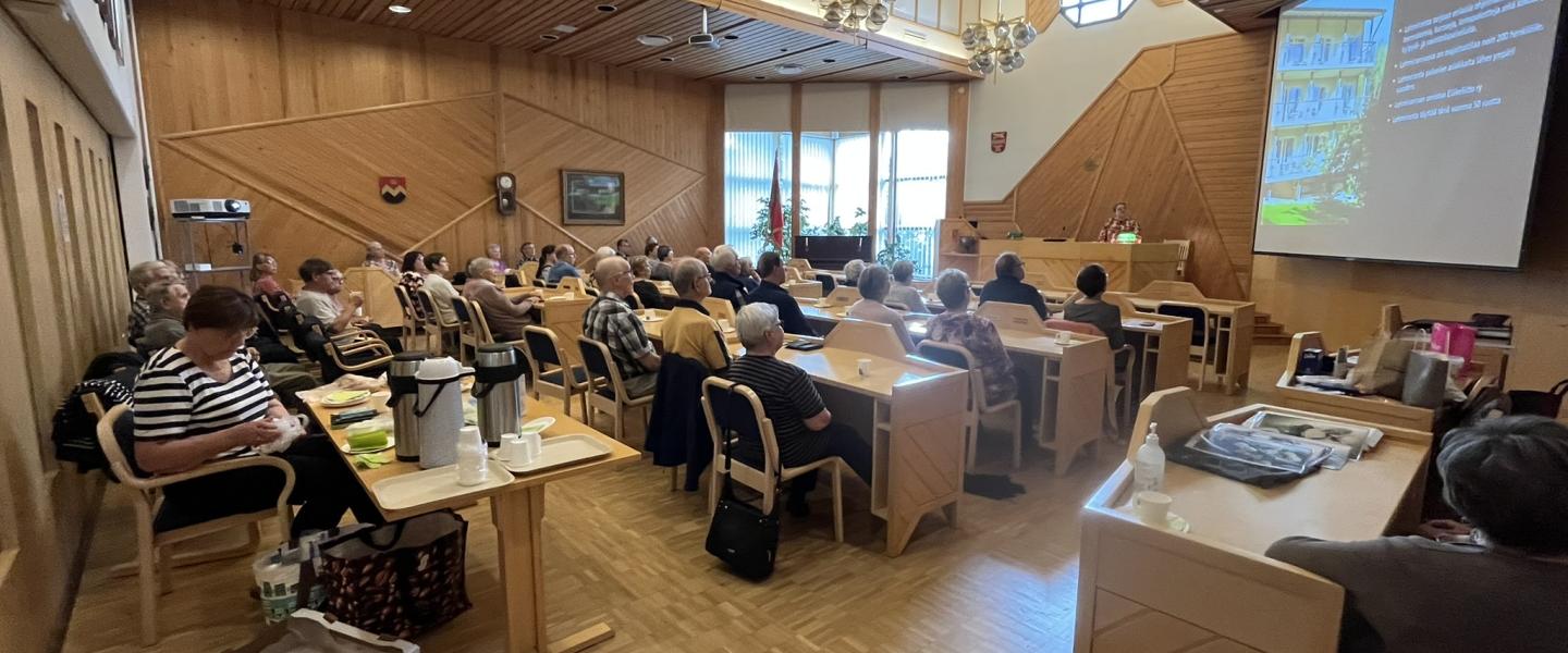 Kuva kuukausikokoontumisesta Jokioisten valtuustosalissa.