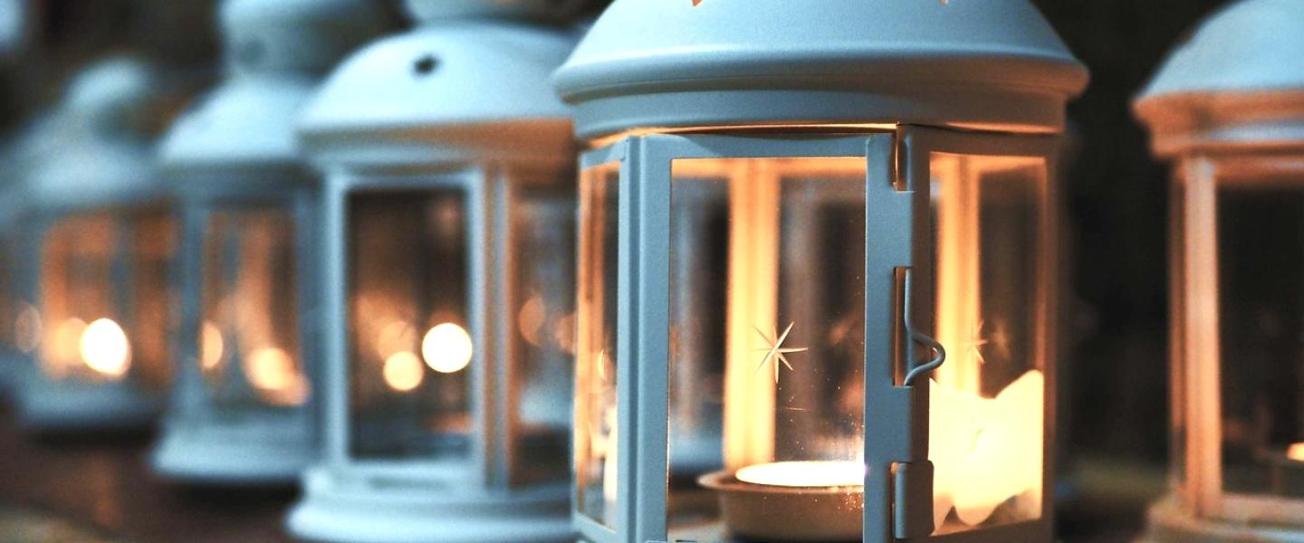 Valkoisia kynttilälyhtyjä