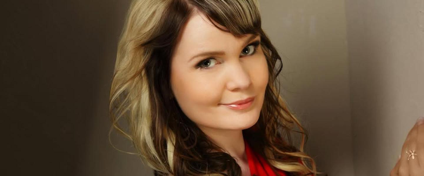 Kaunis nainen poseeraa