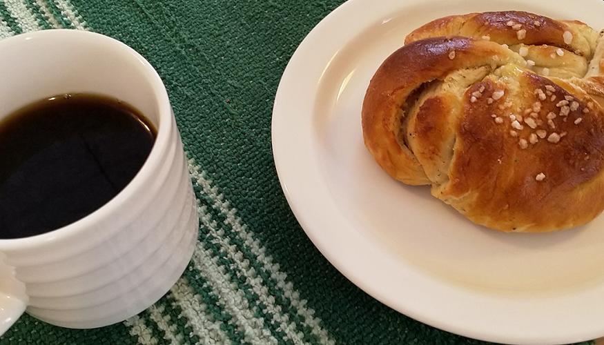 Nettikahvilassa on tarjolla kahvin ja pullan lisäksi tietototekniikkaneuvontaa.