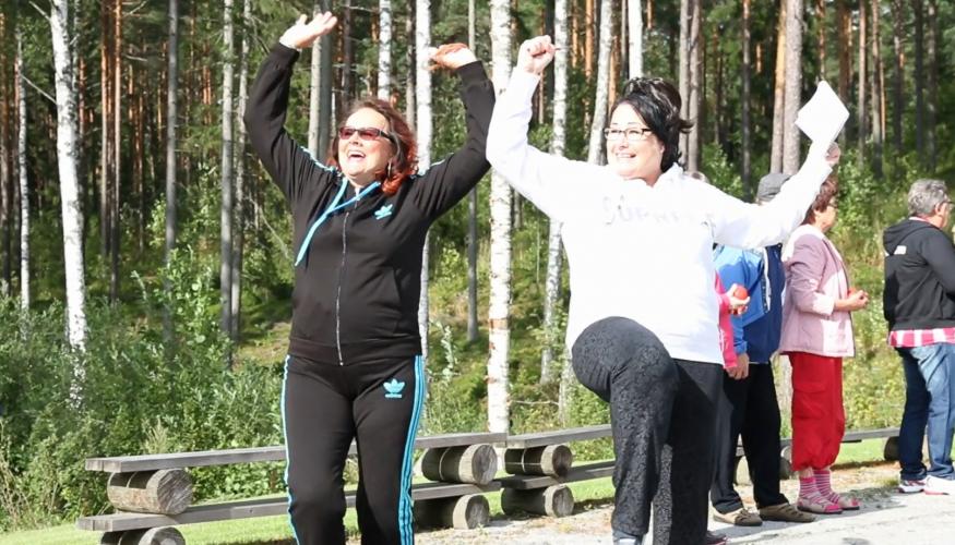 Kaksi naista tuulettavat onnistuneen pihapelisuorituksen jälkeen.