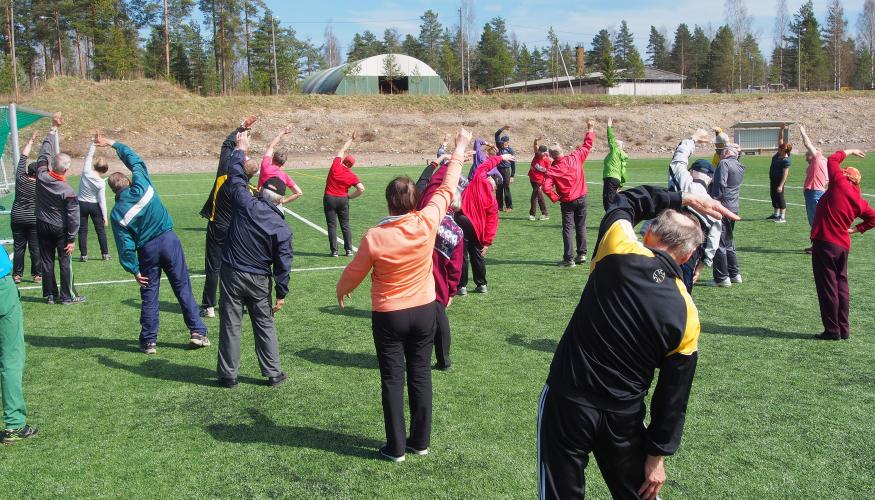 Venyttelyä kentällä
