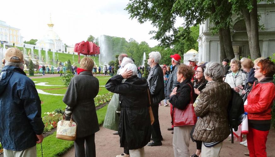 Pietarinhovin kauneutta ihailemassa