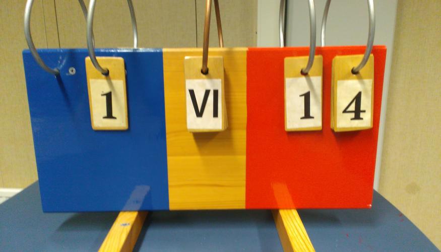 boccian tulostaulu, jossa sinisillä pisteitä yksi ja punaisilla 14