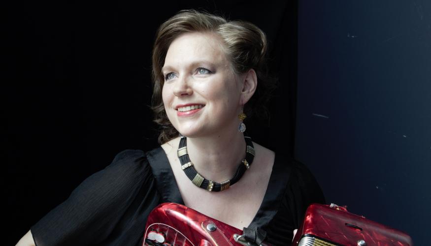 Taina Laiho Harmonikka sylissään