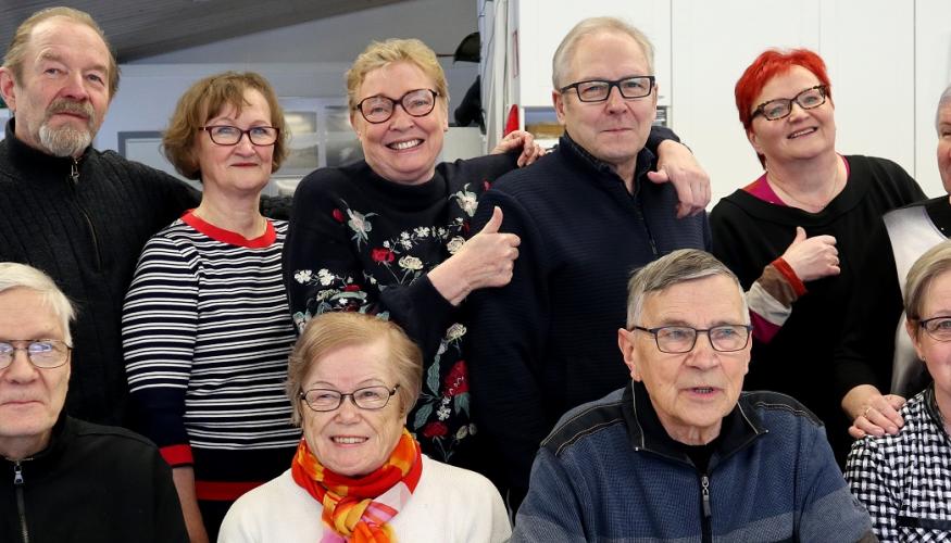 Hallituksen jäsenet kuvaajaa lukuunottamatta sekä sihteeri ja rahastonhoitaja.