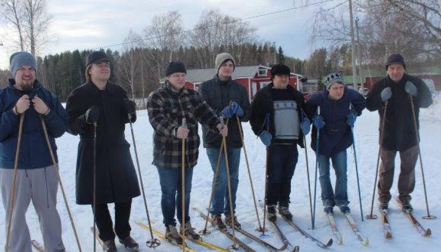 Elokuva Kipinöitä Unelan takasta näyttelijöitä hiihtämässä