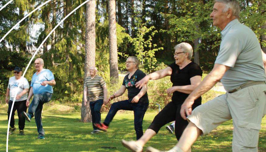 Senioreiden puistojumppaa Lehmirannassa Salossa