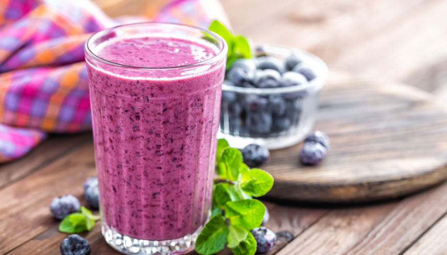 Lasillinen mustakkaista smoothieta