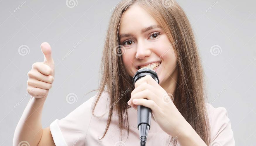 Tyttö laulamassa karaokea