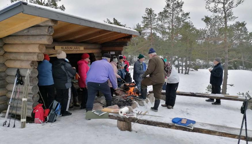 Klasun laavulla makkaran paistoa