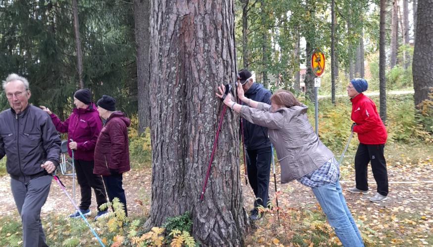 Ulkoilua kerhossa 