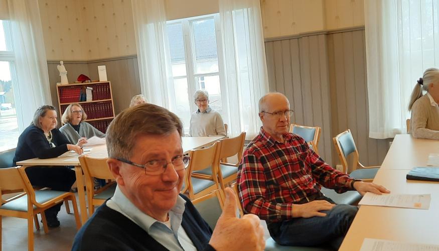 Ihmisiä kokouksessa