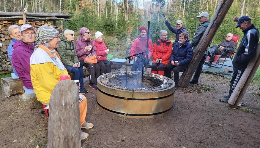 Metsäretki makkaranpaistoa