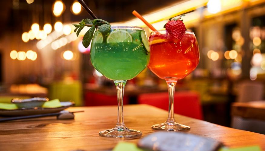 Kaksi värikästä drinkkiä pöydällä
