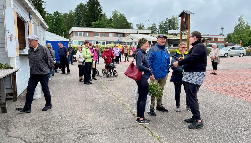 Ihmisiä toritapahtumassa