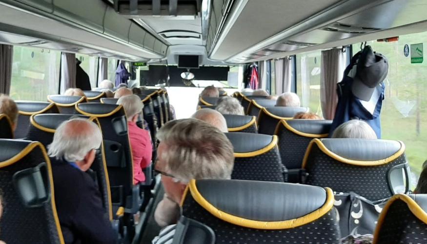 ihmiset bussissa