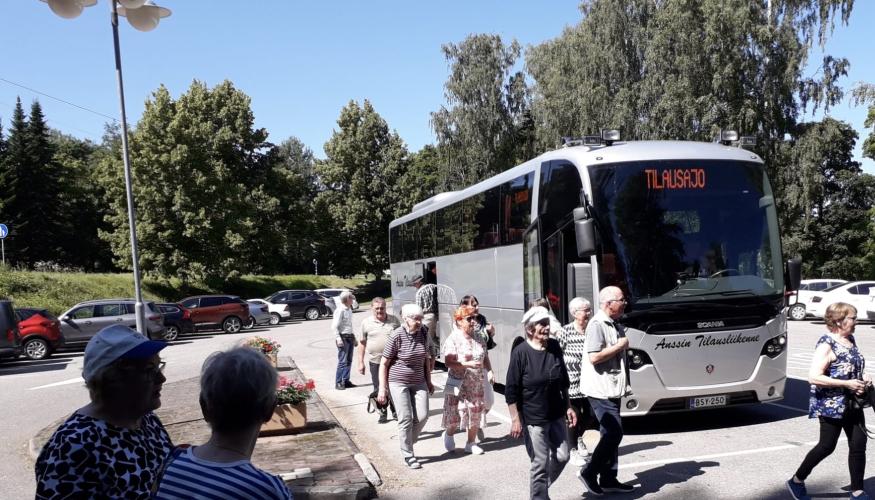 Tilausajobussin pysähdys