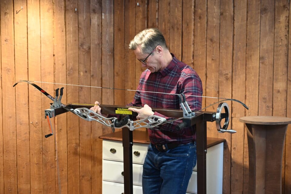 Tomi Poikolainen jousipyssyn kanssa.