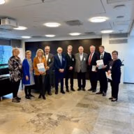 EETU ry:n edustajat luovuttivat talousarviokannanoton eduskunnassa 7.10.2025