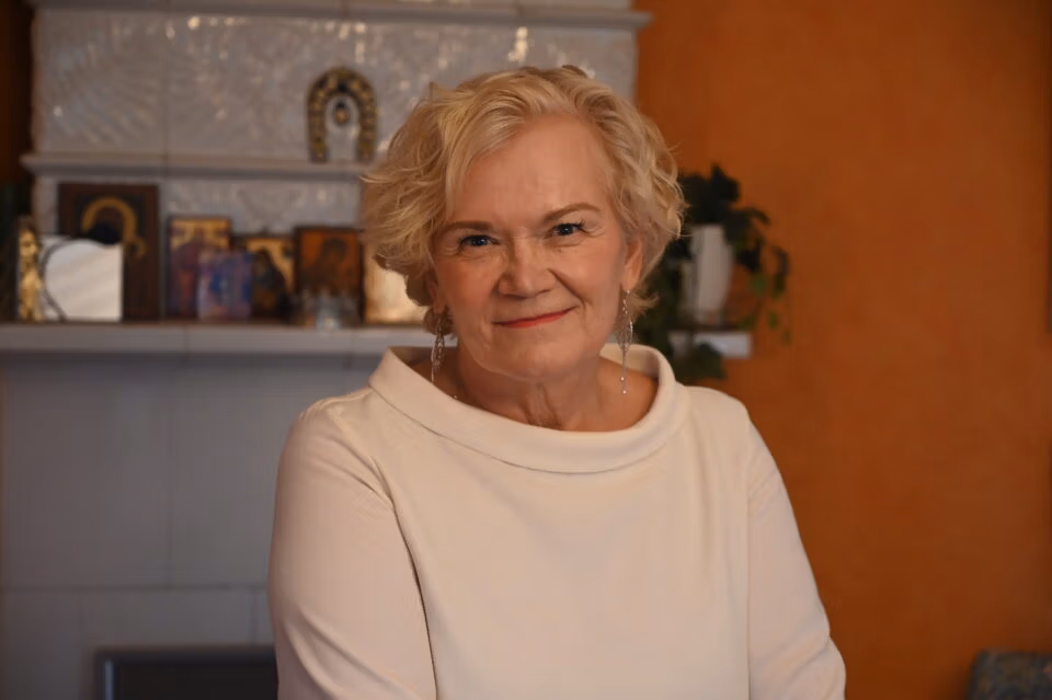 Anne Flinkkilä tekee edelleen töitä.