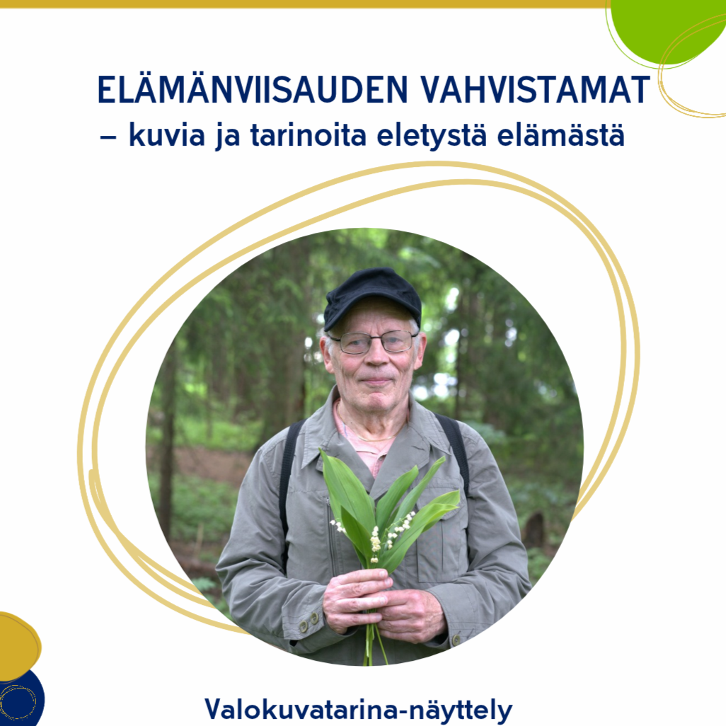 Kuvarajaus näyttelyn roll upista. Siinä on näyttelyn nimi ja pääkuva, jossa hieman hymyilevä mies seisoo kielokimppu käsissään edessä rinnallaan. Takana metsää.